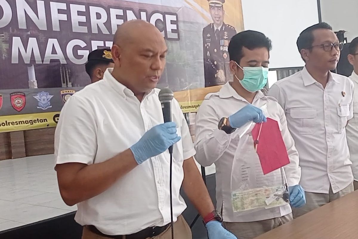 Kasat Reskrim Polres Magetan AKP Rudy Hidajanto memegang mike. Orang tua di Magetan nekat mengajak anaknya yang masih dibawah umur melakukan aksi pencurian. Dari pengakuan pelaku telah melakukan pencurian di 9 lokasi dengan modus mendorong motor yang akan dicuri.
