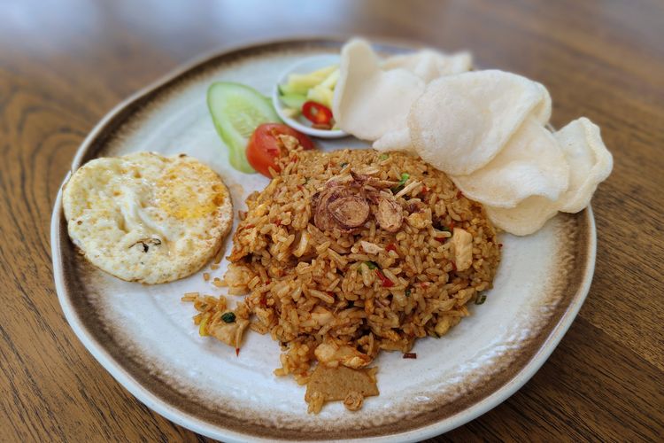 Nasi goreng di Merdeka Lounge, kafe di dalam kawasan Istana Merdeka, Jakarta Pusat, Kamis (22/2/2024). 