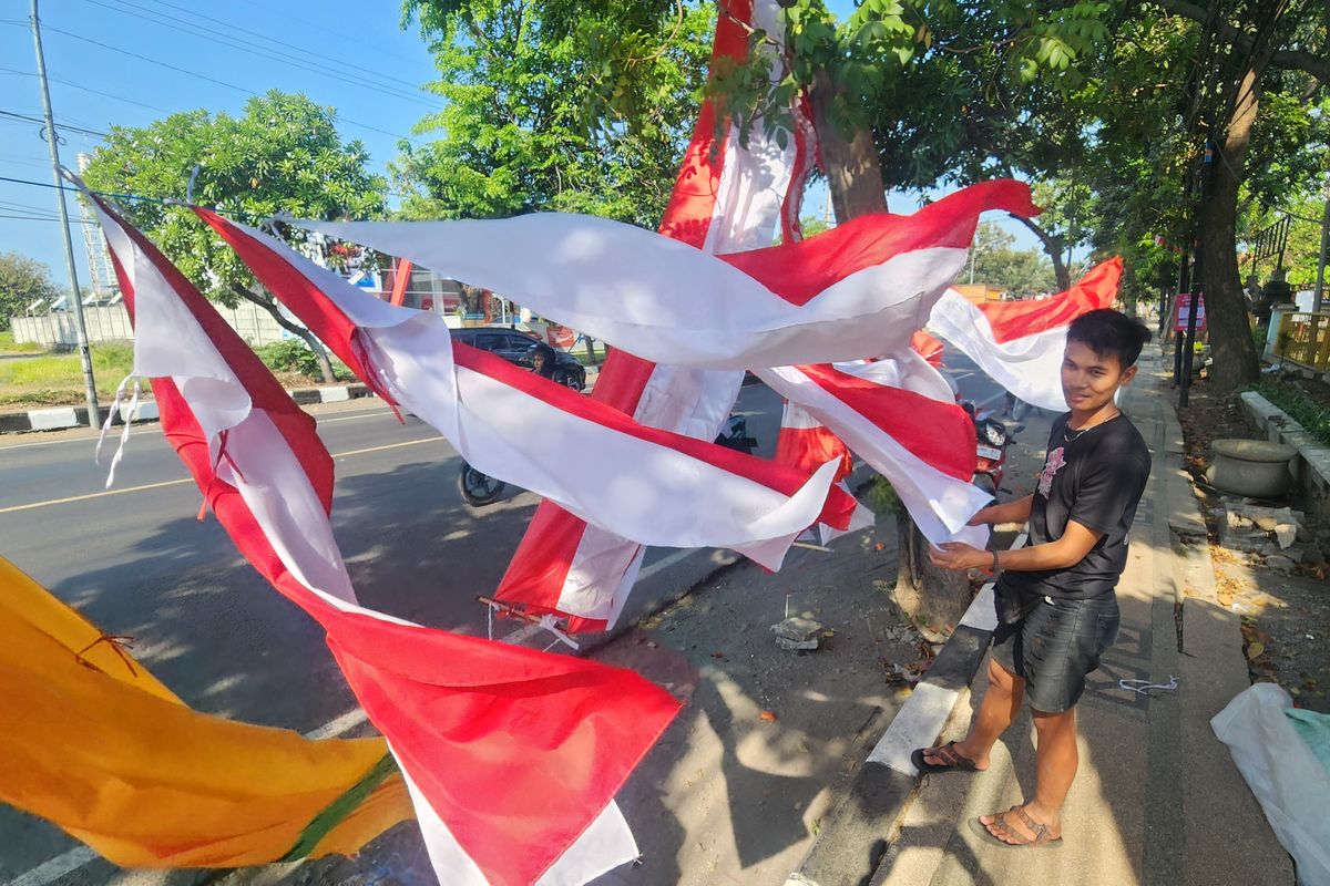 Di tengah lesunya penjualan bendera merah putih di Kota Pasuruan ternyata ada saja yang menanyakan bendera one piece, Senin (04/08/2025). 