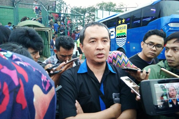 Media Officer Persib Persib Bandung Irfan Suryadireja saat memberikan keterangan kepada media soal absennya Djadjang Nurdjaman dalam sesi latihan sore Persib di Stadion Siliwangi, Selasa (6/6/2017)