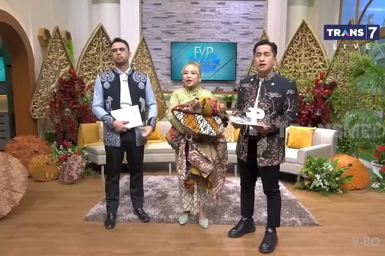 Pembawa acara (dari kiri) Raffi Ahmad, Mpok Alpa, dan Irfan Hakim menunjukkan undangan pernikahan Kaesang Pangarep dan Erina Gudono di program FYP di Trans7.