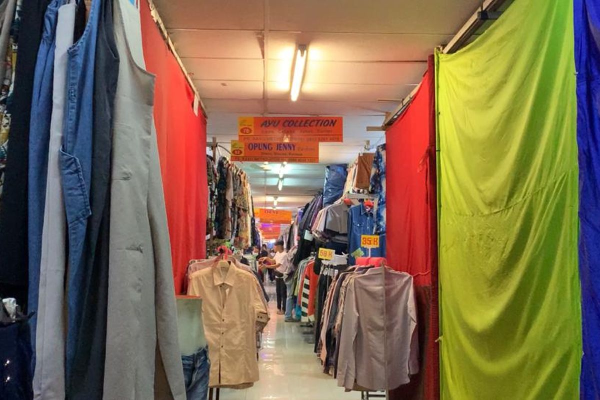 Suasana Pasar Baru, Jakarta Pusat, yang juga menjual baju bekas impor, Kamis (9/3/2023).