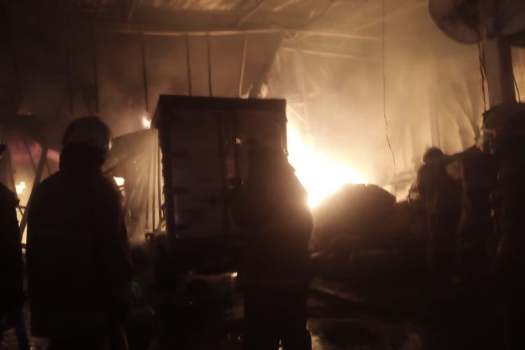 Polisi Usut Dugaan Petasan Picu Kebakaran Pabrik Plastik di Cengkareng