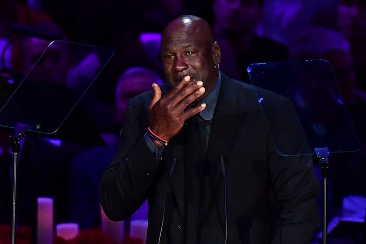 Legenda basket AS Michael Jordan menangis ketika berbicara dalam Celebration of Life for Kobe and Gianna Bryant di Staples Center di Downtown, Los Angeles, pada Senin (24/2/2020).