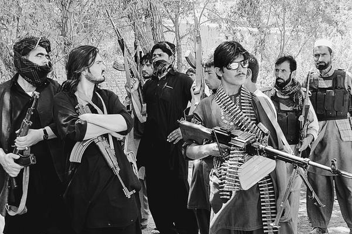 Warga bersenjata Afganistan  yang anti-Taliban di bawah komandan Sayed Farhad Akbari memegang senjata di Distrik Kalangar, Provinsi Logar, Sabtu (13/10). Sayed Farhad Akbari (32) awalnya bekerja di perusahaan konstruksi. Namun, sejak Taliban membunuh ibunya dalam sebuah pertempuran dan pemberontakan di daerahnya, Akbari memimpin pasukan bersenjata. Akbari menolak bekerja sama dengan polisi dan pemerintah karena korupsi.