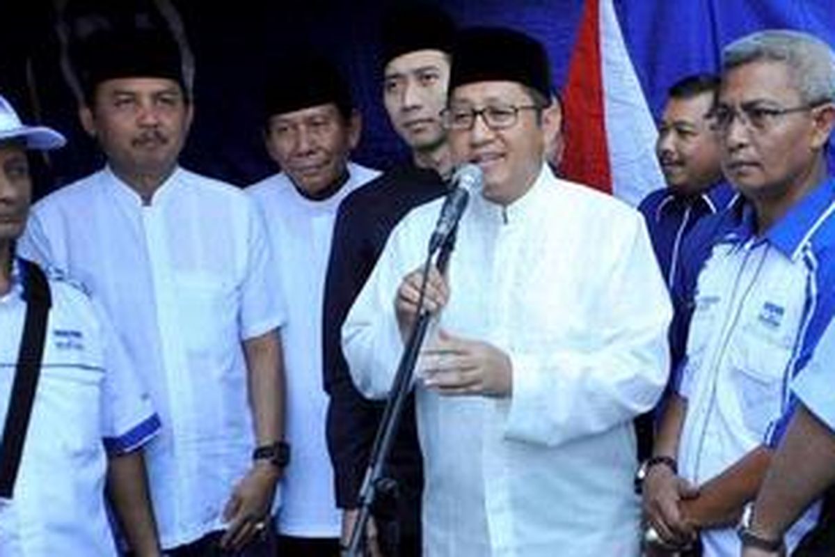 Safari Ramadhan Partai Demokrat - Ketua Umum Partai Demokrat Anas Urbaningrum menyampaikan pidato sambutan pada acara pembagian paket Lebaran di Kantor DPD Partai Demokrat DI Yogyakarta, Jalan Kolonel Sugiyono, Yogyakarta, Rabu (8/8/2012). Kegiatan yang juga diikuti oleh sejumlah petinggi Partai Demokrat seperti di antaranya Sekjen Partai Demokrat Edhie Baskoro Yudhoyono (berbaju hitam) tersebut merupakan bagian rangkaian acara Safari Ramadhan Partai Demokrat di sejumlah kota di Pulau Jawa.    