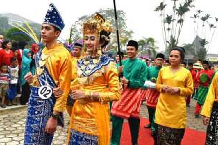 Rangkaian kegiatan Festival Arakan Pengantin dalam rangka memeriahkan Hari Jadi ke-244 Kota Pontianak yang digelar pada bulan Oktober tahun 2015.