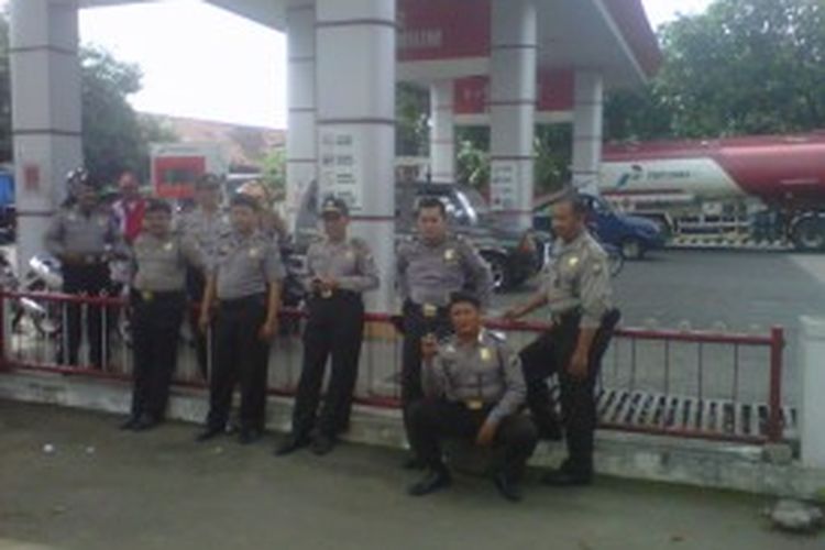 Beberapa personel Polres Kediri Kota, Jawa Timur, berjaga di SPBU Semampir, Jum'at (21/6/2013), menyusul adanya aksi unjukrasa penolakan kenaikan harga BBM di depan kantor DPRD yang berlokasi dekat dengan SPBU oleh massa HMI.