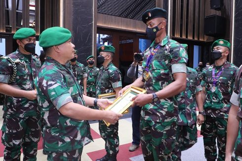Dudung Beri Penghargaan ke 34 Personel TNI AD yang Masuk Tim SEA Games