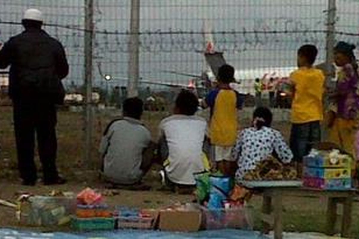 Warga piknik dan menonton pesawat di Bandara Internasional Lombok, NTB, Sabtu (29/9/2012).