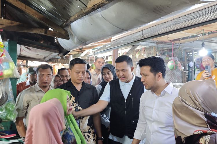 Calon wakil gubernur Jawa Timur, Emil Elistianto Dardak, bersama istrinya sambangi pasar tradisional Pandaan, Pasuruan, Jawa Timur, Jumat (27/9/2024).