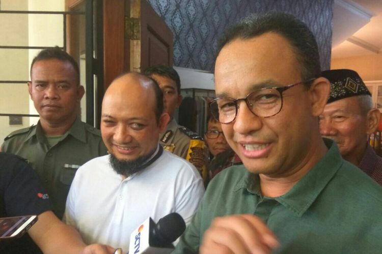 Anies Baswedan menjenguk Novel Baswedan di Jalan Deposito, Kelapa Gading, Jakarta Utara kediaman Novel, Minggu (25/2/2018).