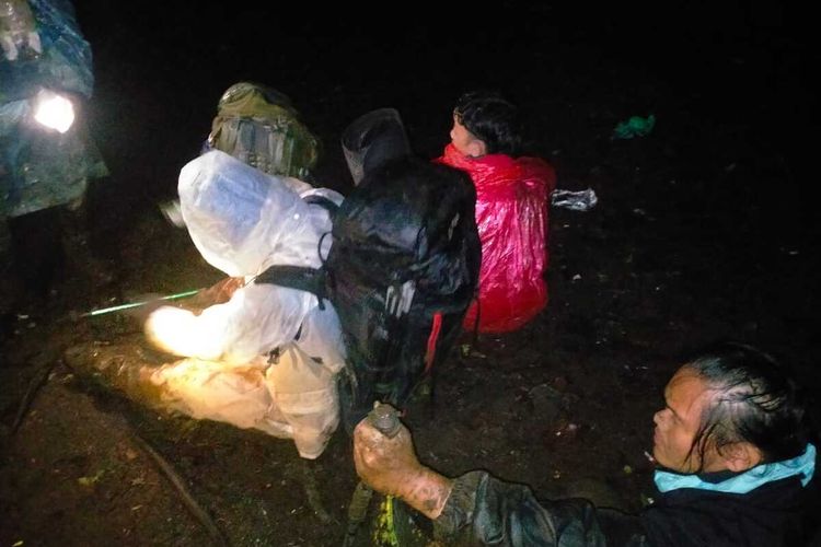 Tim rescue dari Barigade melakukan evakuasi lima pendaki asal Jambi yang terkan hipotermia saat melakukan pendakian di Gunung Api Dempo (GAD) kota Pagar Alam, Sumatera Selatan.