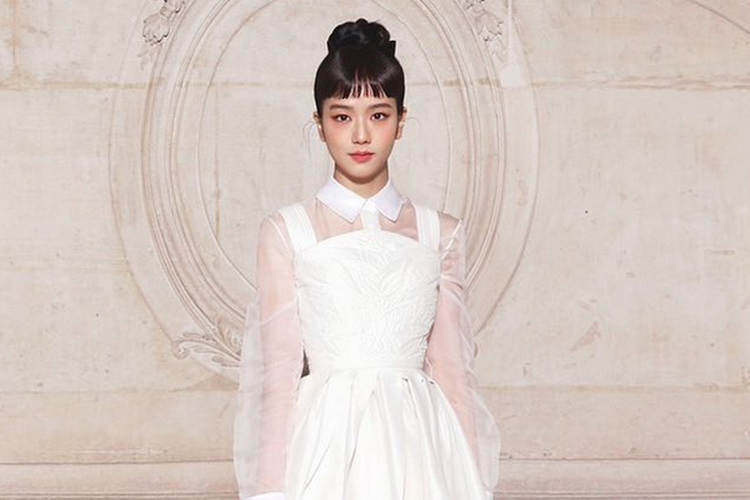 Jisoo Blackpink menghadiri Paris Fashion Week dengan penampilan yang terinspirasi Audrey Hepburn