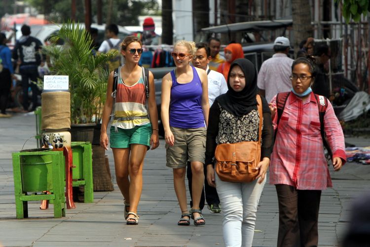 Wisatawan mancanegara (wisman) menikmati suasana di kawasan Kota Tua Jakarta Barat, Kamis (4/9/2014). 