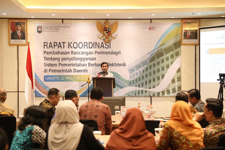 Sekjen Kemendagri Suhajar Diantoro dalam Rakor Penyusunan Rancangan Permendagri tentang Penyelenggaraan SPBE di Pemerintah Daerah yang digelar di Hotel Orchardz Jayakarta, Jakarta, Kamis (12/10/2023). 