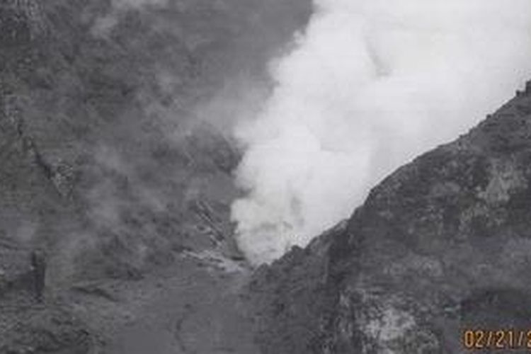 Situasi Kawah Ratu Gunung Tangkuban Parahu dalam foto bertanggal 21 Februari 2013 yang dipublikasikan Pusat Vulkanologi dan Mitigasi Bencana Geologi (PVMBG) Badan Geologi Kementerian Energi dan Sumber Daya Mineral.