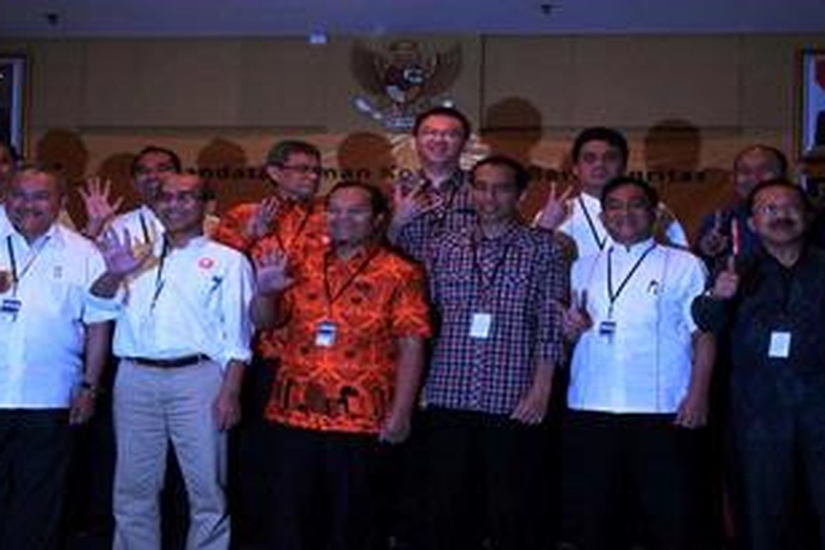 Cagub dan Cawagub ke KPK - Para calon gubernur dan wakil gubernur DKI Jakarta, datang ke kantor Komisi Pemberantasan Korupsi (KPK), Jakarta, Kamis (14/6/2012). Kedatangan mereka untuk melakukan verifikasi harta kekayaan yang mereka miliki. Mereka antara lain (dari kanan ke kiri), Fauzi Bowo-Nachrowi Ramli, Hendardji Soepandji-Riza Patria, Joko Widodo-Basuki Tjahaya Purnama, Hidayat Nur Wahid-Didik J Rachbini, Faisal Basri-Biem Benyamin, Alex Noerdin-Nono Sampono.