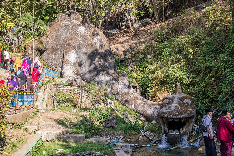 Patung dinosaurus di kawasan Goa Jatijajar, Kebumen, Jawa Tengah.