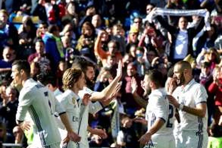 Perayaan gol Real Madrid ke gawang Granada pada partai lanjutan La Liga di Stadion Santiago Bernabeu, Sabtu (7/1/2016). 