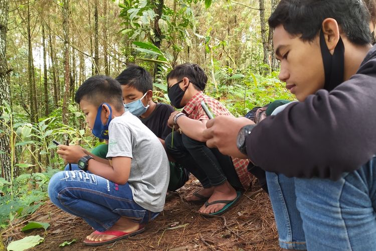 Siswa MTs Pakis mengerjakan ujian tengah semester (UTS) secara daring di bukit Dusun Pesawahan Desa Gununglurah, Kecamatan Cilongok, Kabupaten Banyumas, Jawa Tengah, Selasa (22/9/2020).