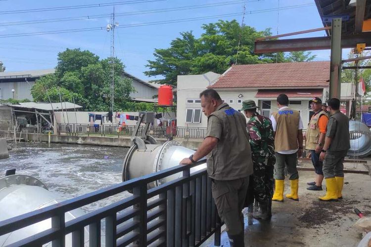 Upaya penangan banjir Semarang-Demak dengan pompa air di sejumlah titik, termasuk Tanggul Terboyo, Jumat (31/10/2025).