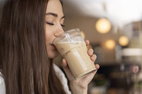 Minum Es Kopi Bisa Memperburuk Kulit Berjerawat, Benarkah?
