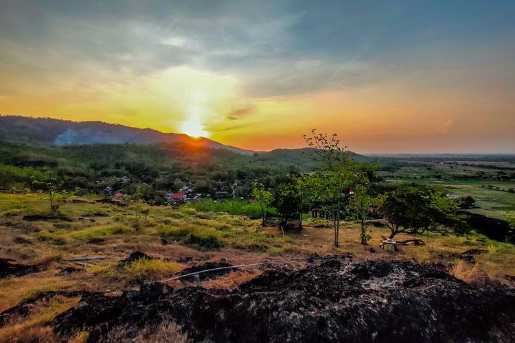 Keindahan Matahari Terbenam di Platar Ombo Sukoharjo.