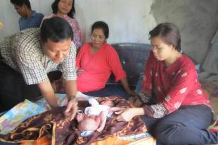 Bayi Chelsiy Permata Sari bersama ibu dan keluarganya