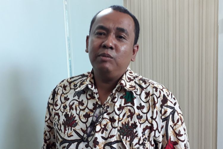 Ketua Perwakilan Ombudsman RI Jakarta Raya Teguh Nugroho saat memberi keterangan terkait laporan penghentian layanan di seluruh kecamatan dan kelurahan di Kota Bekasi, Selasa (31/07/2018).
