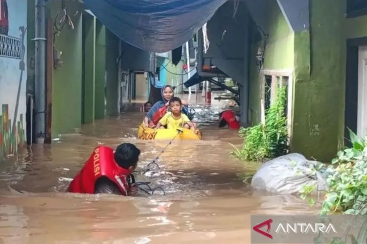 Ilustrasi banjir. Evakuasi warga terdampak banjir di Jalan Kebon Pala II, Kampung Melayu, Jatinegara, Jakarta Timur, Selasa (4/3/2025).  Banjir didefinisikan sebagai kondisi air yang menenggelamkan atau mengenangi area luas, termasuk wilayah yang sebelumnya kering.