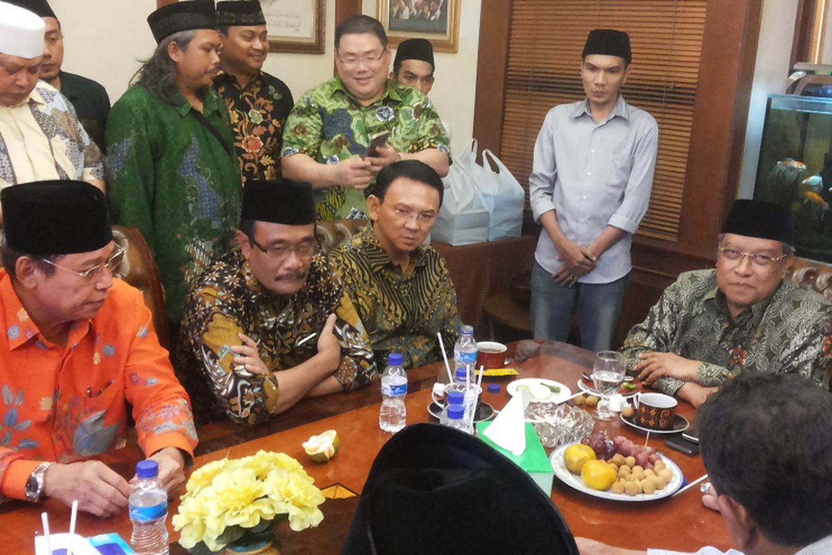 Ketua Umum PB Nahdlatul Ulama Kiai Haji Said Aqil Siradj saat menerima kedatangan pasangan calon gubernur dan calon wakil gubernur nomor pemilihan dua, Basuki Ahok Tjahaja Purnama dan Djarot Saiful Hidayat ke Kantor PBNU, Senin (10/3/2017).