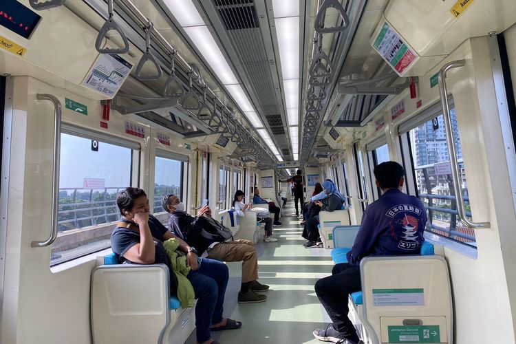 Suasana di dalam light rail transit (LRT) saat menuju Stasiun Harjamukti, Depok, Selasa (20/2/2024). 