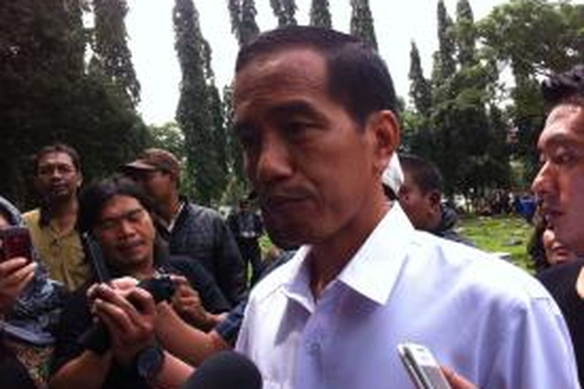 Gubernur DKI Jakarta, Joko Widodo saat melayat ke pemakaman pemain drum Murry 