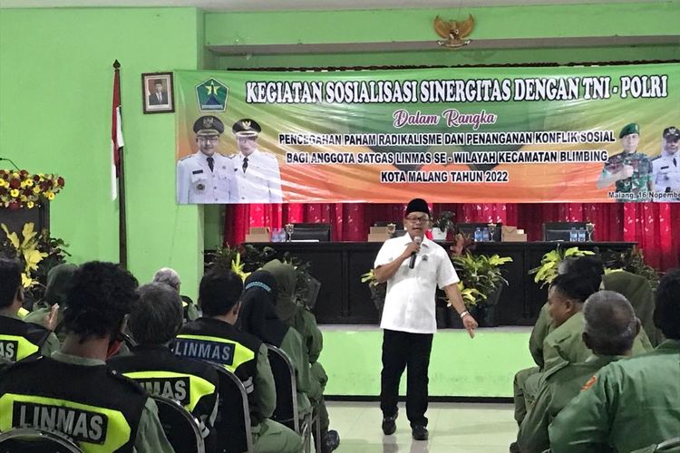 Wali Kota Malang, Sutiaji mengajak puluhan linmas untuk menangkal paham radikalisme di Kantor Kecamatan Blimbing, Kota Malang pada Rabu (16/11/2022). 