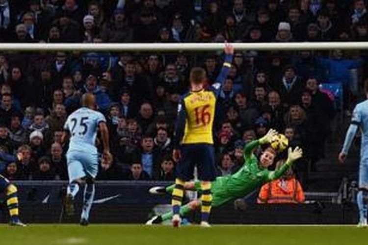 Gelandang Arsenal, Santi Cazorla (kiri), mencetak gol penalti ke gawang Manchester City dalam lanjutan Premier League di Stadion Etihad, Manchester, Minggu (18/1/2015).