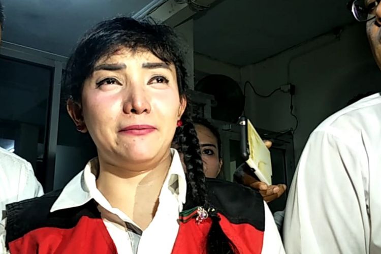 Artis peran Roro Fitria menangis sesaat setelah mendengar tuntutan dari jaksa penuntut umum di Pengadilan Negeri Jakarta Selatan, Kamis (4/10/2018).