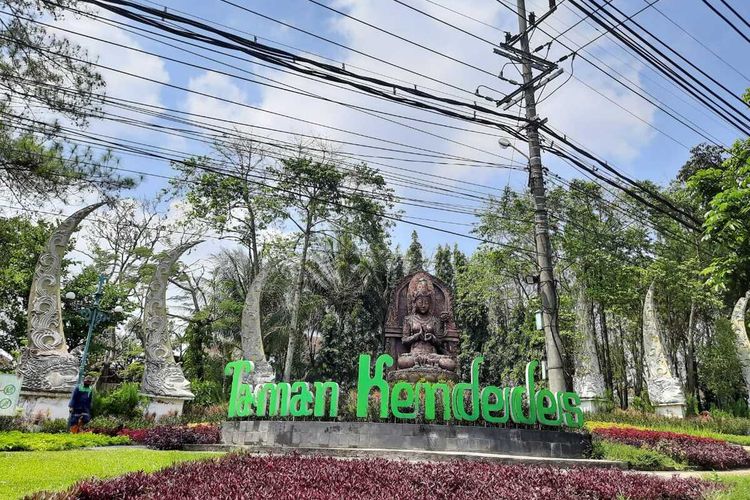 Taman Ken Dedes dengan patung menyerupai Arca Ken Dedes yang ada di pintu masuk menuju Kota Malang, Kamis (26/8/2021)