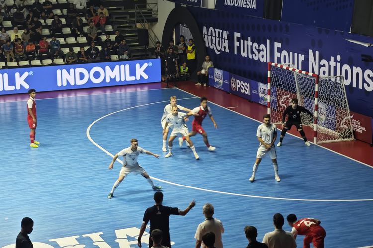 Suasana laga Timnas futsal Indonesia vs Latvia  dalam ajang Four Nations Cup 2025 di GBK Basketball, Minggu (21/9/2025). 