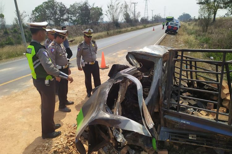 Petugas Ditlantas Polda Lampung melakukan olah TKP lokasi kecelakaan mobil pick up versus truk pengangkut batu bata di Jalanpantim Sumatra, KM 266 - 267, Selasa (22/10/2019). Enam orang tewas dalam kecelakaan ini. (Foto: Humas Polda Lampung).