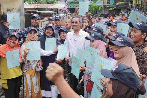 Heru Budi Serahkan Sertifikat Tanah Program PTSL ke 21 Warga Pegangsaan Dua Jakut