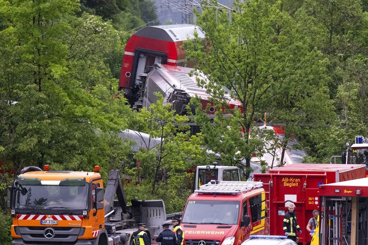 Pasukan darurat dan penyelamat bekerja di lokasi kecelakaan kereta api di Burgrain, Jerman, Jumat, 3 Juni 2022. 
