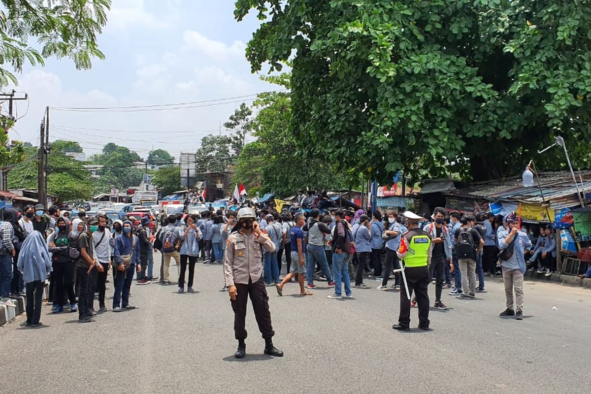 Rombongan mahasiswa Universitas Gunadarma Depok melakukan konvoi, untuk bergabung dalam gelombang protes UU Cipta Kerja ke Jakarta dari kampus mereka di Jalan Kompol M Jasin, Cimanggis, Kamis (8/10/2020).
