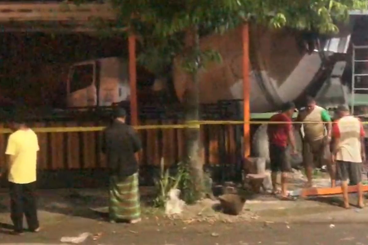 KECELAKAAN BERUNTUN—Kecelakaan beruntun yang melibat satu truk molen, empat sepeda motor, satu mobil dan satu rumah mengakibatkan dua orang meninggal dan dua lainnya luka-luka di ruas jalan Madiun-Ngawi tepatnya di Desa Sukolilo, Kecamatan Jiwan, Kabupaten Madiun, Jawa Timur, Senin (9/1/2023) malam.