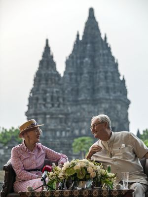 ratu Denmark Margrethe II (kiri) dan suaminya, Pangeran Henrik (kanan) mengunjungi Candi Prambanan pada 24 Oktober 2015. (AFP/Suryo Wibowo).