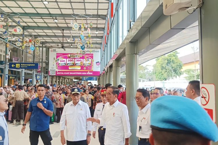 Presiden Joko Widodo saat meninjau arus mudik Lebaran 2024 di Stasiun Pasar Senen, Jakarta Pusat, Senin (8/4/2024).