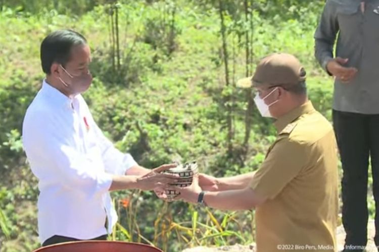 Presiden Joko Widodo saat menerima air dari Gubernur Sulawesi Utara, Olly Dondokambey saat prosesi penyatuan air dan tanah di IKN, Senin (14/3/2022).