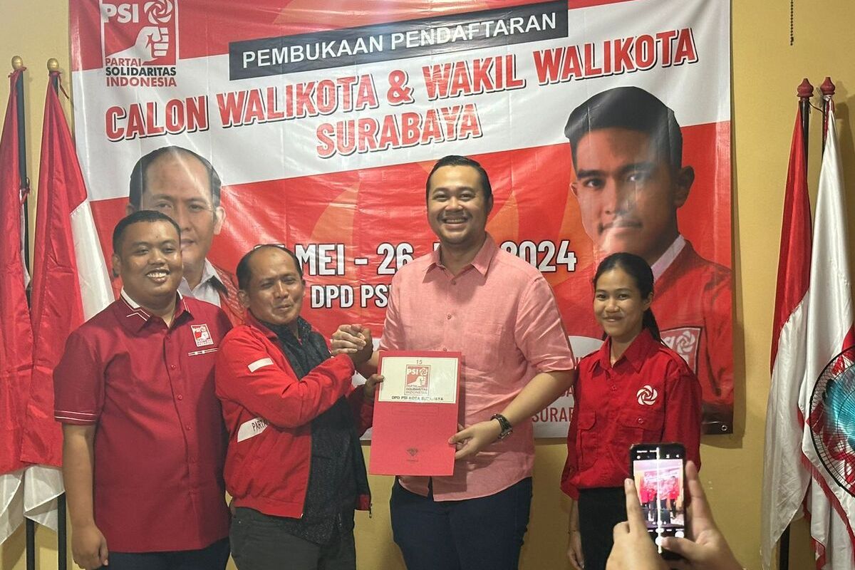 Bayu Airlangga mendaftar Pilkada Surabaya ke PSI, Rabu (12/6/2024) malam.
