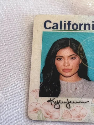 Kylie Jenner terlihat cantik di foto SIM miliknya, yang membuat warganet iri