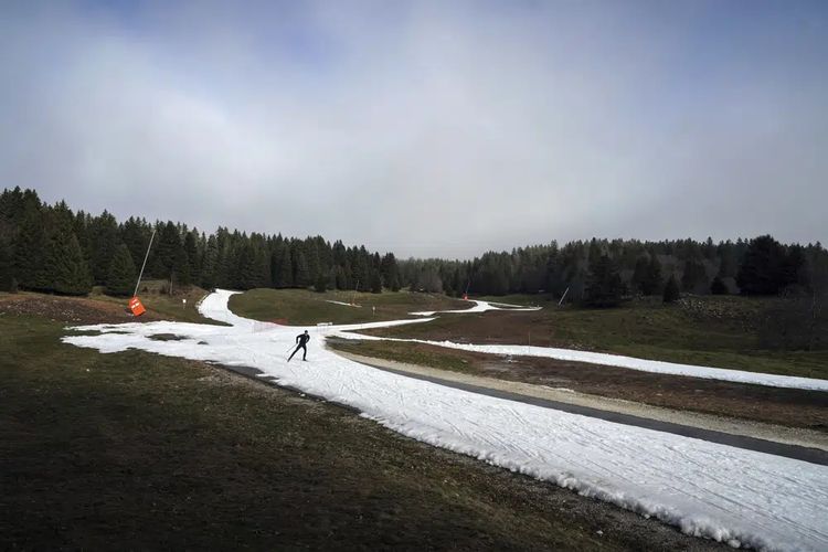 Seorang pria berlatih salju meski jumlahnya sangat berkurang di La Feclaz, dekat Chambery di Alpen Perancis, Kamis j5/1/2023).